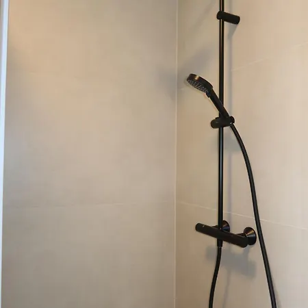 Frisch Renoviertes, Modernes 2zi Mit Balkon, Boxspringbett In Kliniknaehe!