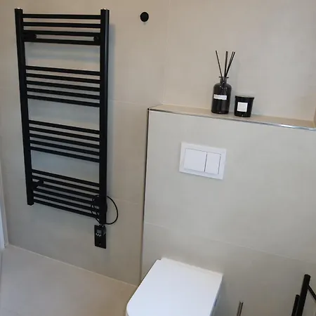 Frisch Renoviertes, Modernes 2zi Mit Balkon, Boxspringbett In Kliniknaehe! Daire *