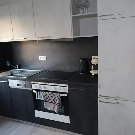 Διαμέρισμα Frisch Renoviertes, Modernes 2zi Mit Balkon, Boxspringbett In Kliniknaehe!