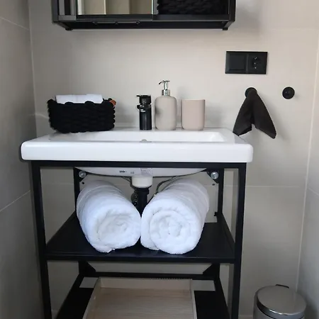 Frisch Renoviertes, Modernes 2zi Mit Balkon, Boxspringbett In Kliniknaehe! Daire