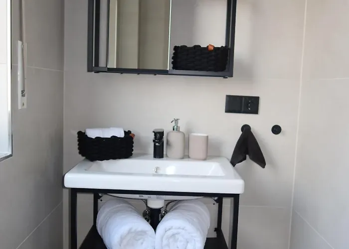 Apartment Frisch Renoviertes, Modernes 2zi Mit Balkon, Boxspringbett In Kliniknaehe!