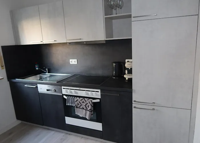 Apartment Frisch Renoviertes, Modernes 2zi Mit Balkon, Boxspringbett In Kliniknaehe!