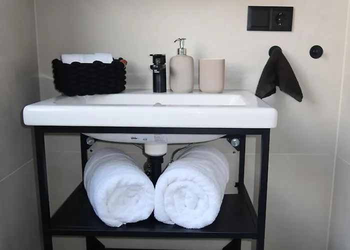 Frisch Renoviertes, Modernes 2zi Mit Balkon, Boxspringbett In Kliniknaehe! Apartment